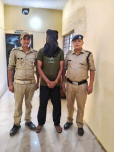 आर्मी की वर्दी में घूम रहा फर्जी “मेजर” गिरफ्तार, पुलिस की सतर्कता से खुला राज।