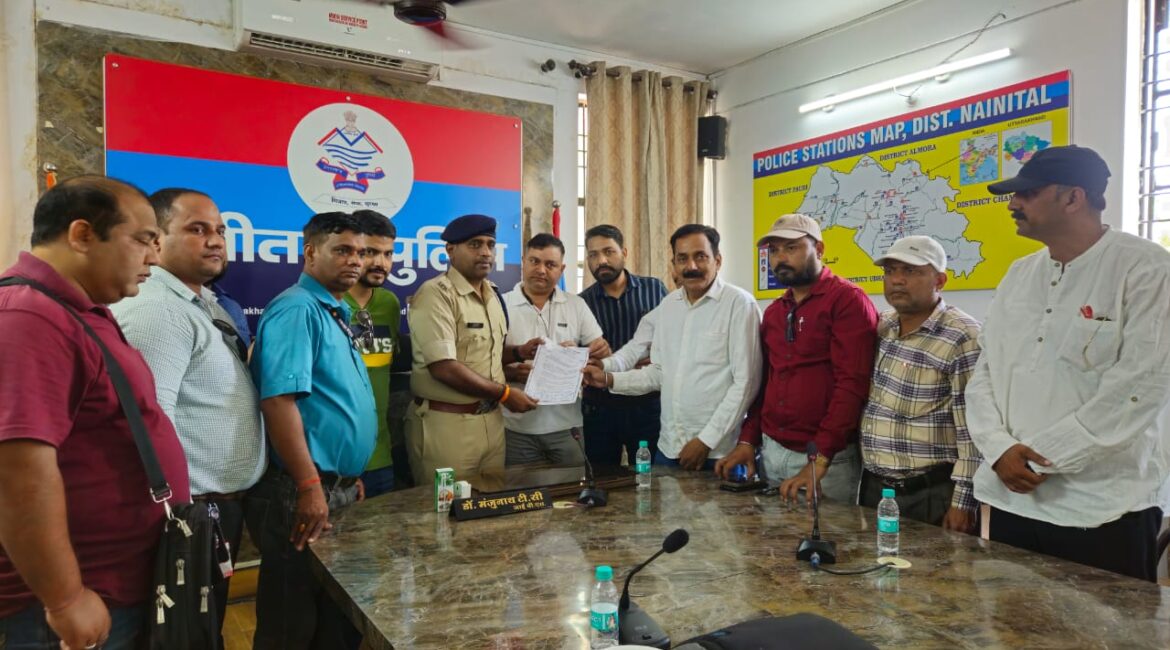 हल्द्वानी में कमल कफलटिया समेत सोशल मीडिया इन्फ्लुएंसर्स पर पत्रकारों का वार, छवि धूमिल करने वालों पर कार्यवाही की गुहार लेकर पत्रकारों ने SSP NAINITAL को दिया ज्ञापन,  SSP बोले— पत्रकारों की सुरक्षा-सम्मान सर्वोपरि, नहीं बख्शे जाएंगे दोषी, होगी कड़ी कार्यवाही।