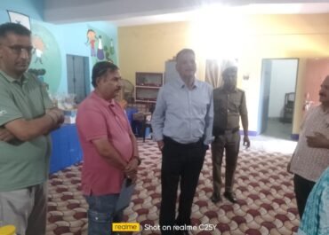 निरीक्षण में लापरवाही उजागर, 2 कर्मियों का वेतन रोका; BEO पर भी कार्रवाई के निर्देश।