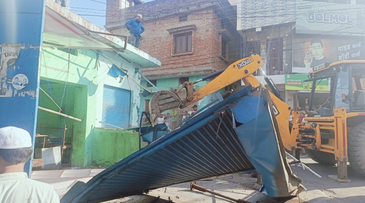 रामनगर में अतिक्रमण पर बुलडोजर, अवैध कब्जों की उलटी गिनती शुरू।