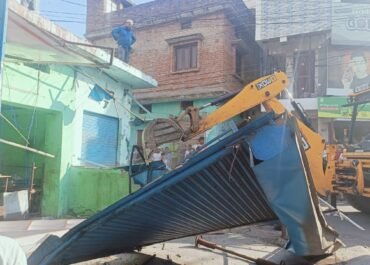 रामनगर में अतिक्रमण पर बुलडोजर, अवैध कब्जों की उलटी गिनती शुरू।