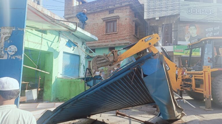 रामनगर में अतिक्रमण पर बुलडोजर, अवैध कब्जों की उलटी गिनती शुरू।