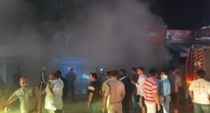 “स्पेयर पार्ट्स शॉप में भयंकर आग, फायर ब्रिगेड की कड़ी मशक्कत”