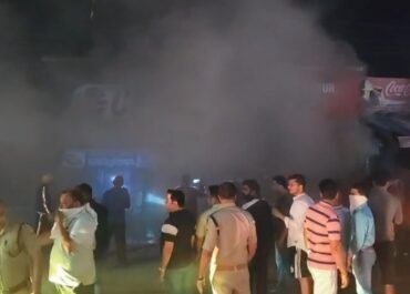 “स्पेयर पार्ट्स शॉप में भयंकर आग, फायर ब्रिगेड की कड़ी मशक्कत”