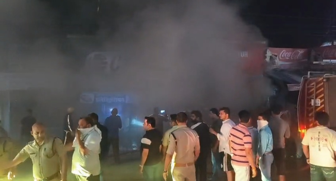 “स्पेयर पार्ट्स शॉप में भयंकर आग, फायर ब्रिगेड की कड़ी मशक्कत”