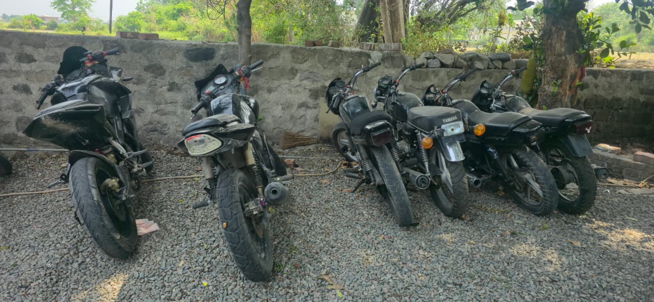 पहचान छुपाकर बाइक दौड़ाने वालों पर पुलिस का शिकंजा, 35 वाहन सीज।