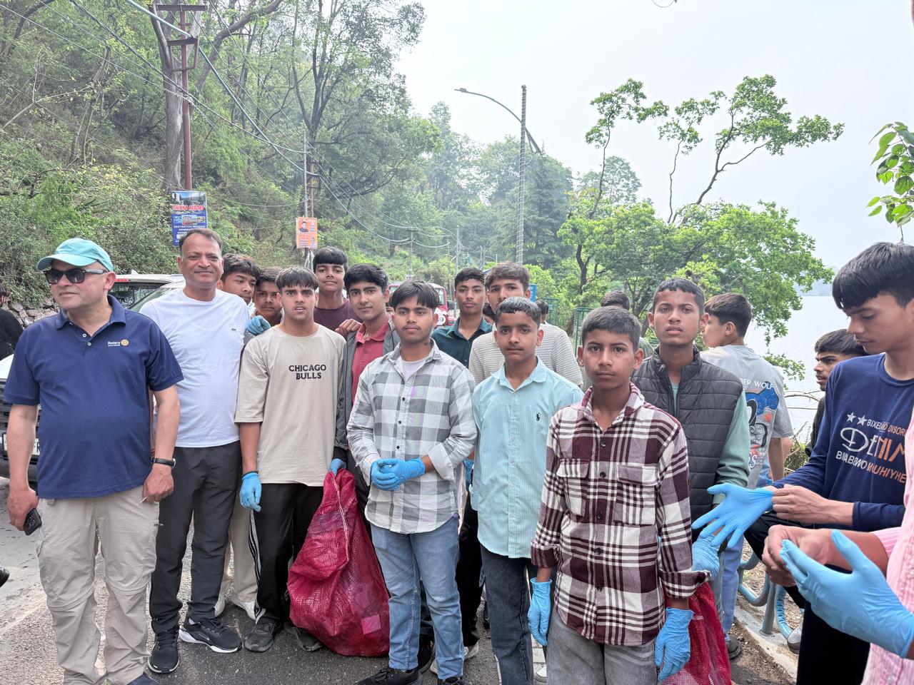 भीमताल में चला बृहद स्वच्छता अभियान, छात्रों-शिक्षकों संग प्रशासन ने दिखाई जिम्मेदारी