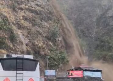 खौफनाक नजारा: पहाड़ी झरने ने हाईवे को किया जलमग्न, वाहन चालकों में दहशत।