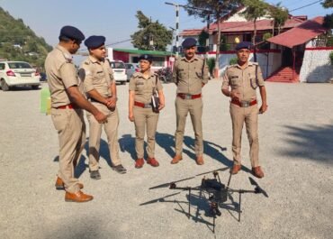 यातायात प्रबंधन और कानून व्यवस्था को मिलेगा ‘हाईटेक’ बूस्ट  एसएसपी नैनीताल डॉ. मंजुनाथ टी.सी. की पहल पर पुलिस मुख्यालय ने उपलब्ध कराए अत्याधुनिक ड्रोन्स।