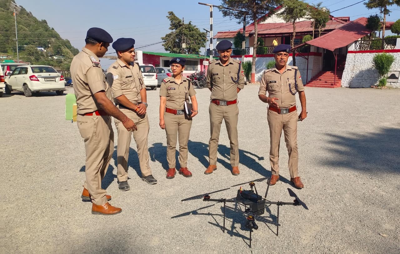 यातायात प्रबंधन और कानून व्यवस्था को मिलेगा 'हाईटेक' बूस्ट एसएसपी नैनीताल डॉ. मंजुनाथ टी.सी. की पहल पर पुलिस मुख्यालय ने उपलब्ध कराए अत्याधुनिक ड्रोन्स।