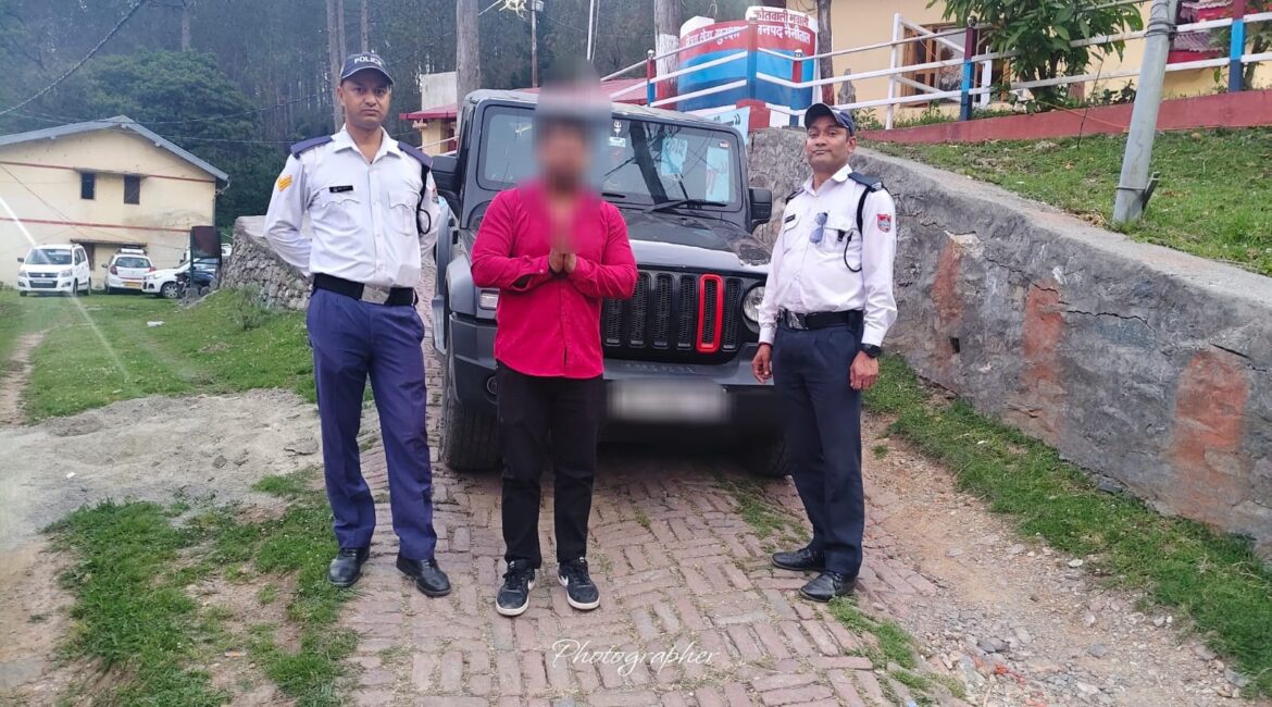 बोनट पर दोस्त, सड़क पर रफ्तार… कैची धाम मार्ग पर थार चालक की स्टंटबाजी पड़ी भारी।