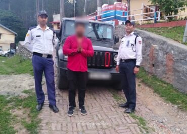 बोनट पर दोस्त, सड़क पर रफ्तार… कैची धाम मार्ग पर थार चालक की स्टंटबाजी पड़ी भारी।