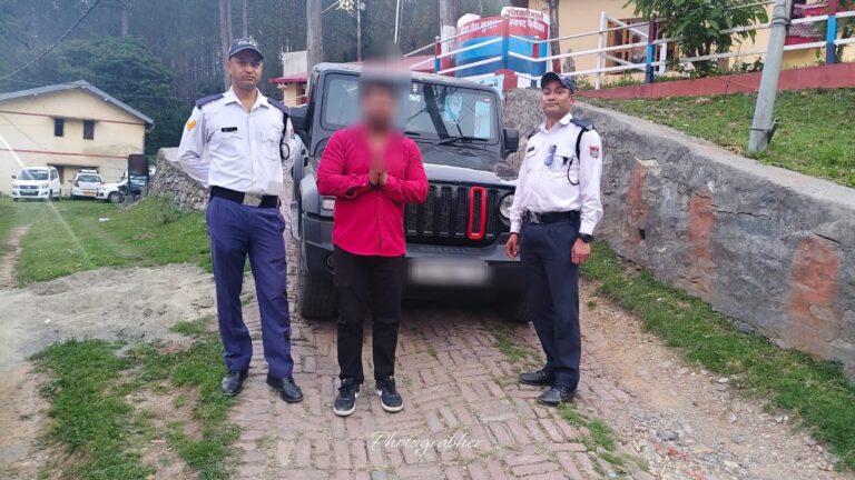 बोनट पर दोस्त, सड़क पर रफ्तार… कैची धाम मार्ग पर थार चालक की स्टंटबाजी पड़ी भारी।