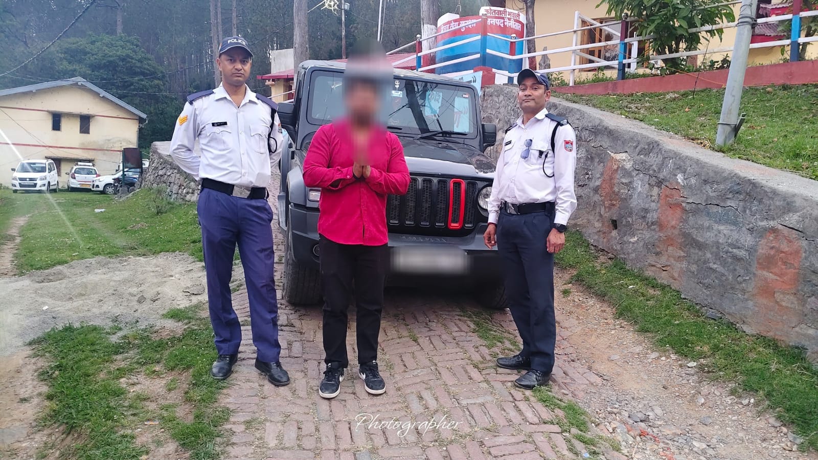 बोनट पर दोस्त, सड़क पर रफ्तार… कैची धाम मार्ग पर थार चालक की स्टंटबाजी पड़ी भारी।