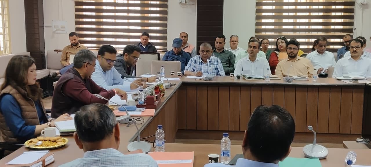 भीमताल में 25 बिंदुओं पर मंथन, सचिव दीपक कुमार ने दिए जमीनी सत्यापन के निर्देश