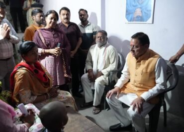 जनता से सीधे रूबरू हुए मुख्यमंत्री धामी, अधिकारियों को दिए त्वरित कार्रवाई के निर्देश