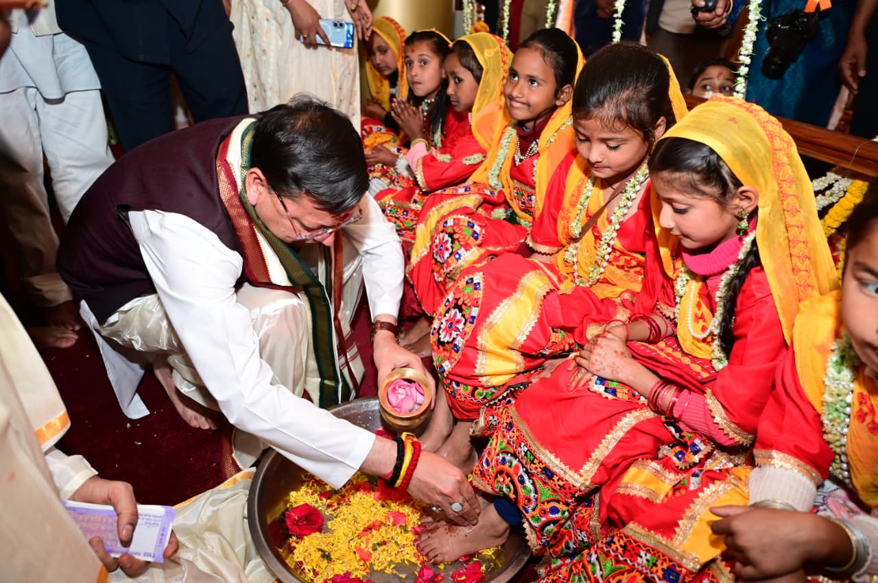 1100 कन्याओं के पूजन के साथ डोल आश्रम में गूंजा श्रीपीठम स्थापना महोत्सव, CM पुष्कर सिंह धामी रहे शामिल।