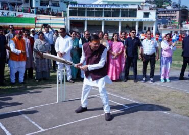 सीएम धामी ने खेल मैदान में संभाला बल्ला, पिथौरागढ़ को मिली आधुनिक क्रिकेट पिच।