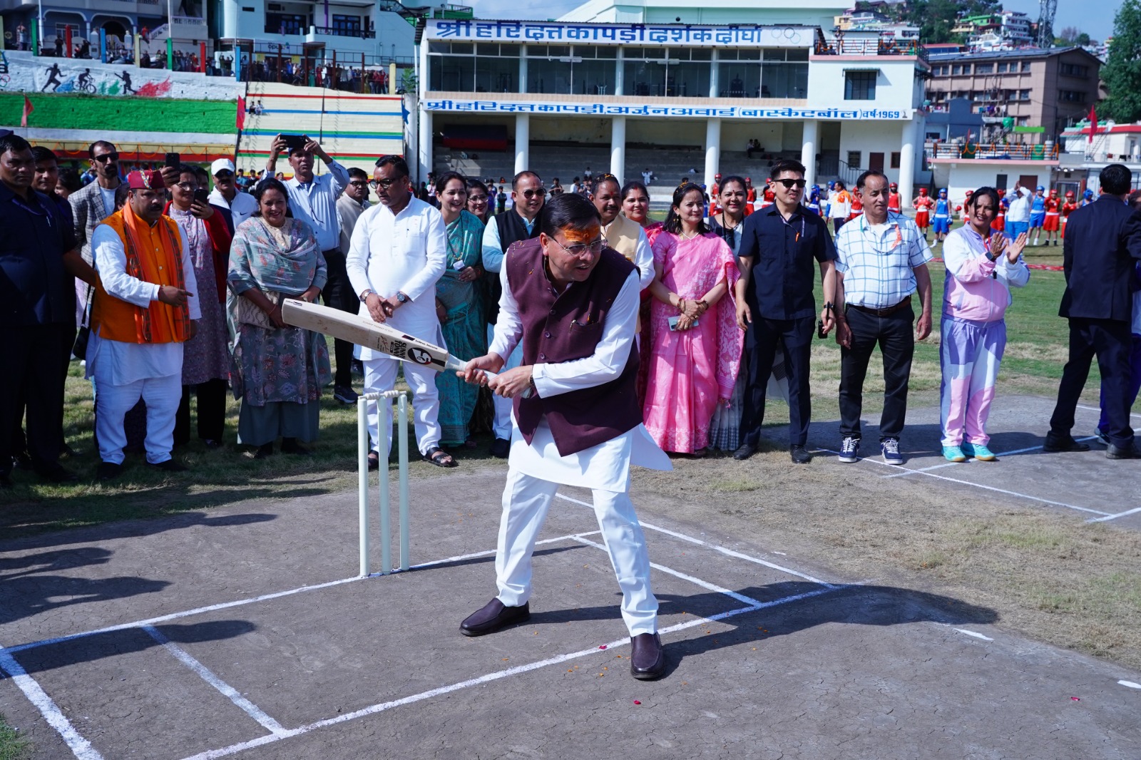सीएम धामी ने खेल मैदान में संभाला बल्ला, पिथौरागढ़ को मिली आधुनिक क्रिकेट पिच।