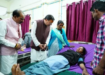 मुख्यमंत्री धामी ने जिला अस्पताल में मरीजों का जाना हाल, शीघ्र स्वास्थ्य लाभ की कामना की