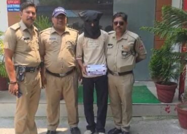 ऑपरेशन प्रहार में रामनगर पुलिस का बड़ा एक्शन! 🔫 तमंचे के साथ युवक गिरफ्तार, शराब पिलाने और कच्ची शराब बेचने वालों पर भी गिरी गाज।