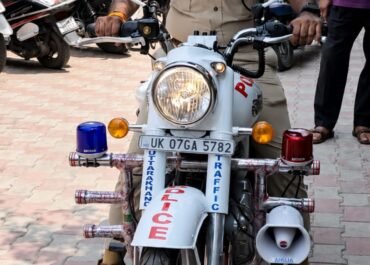 “देश पहले!” SSP मंजुनाथ TC की अनोखी पहल, लग्जरी गाड़ी छोड़ बाइक से निकले सड़क पर।