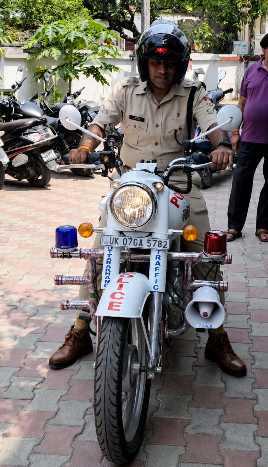 “देश पहले!” SSP मंजुनाथ TC की अनोखी पहल, लग्जरी गाड़ी छोड़ बाइक से निकले सड़क पर।