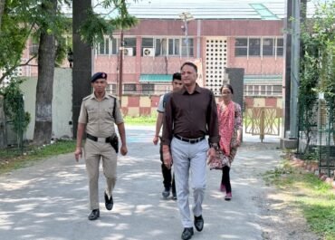ईंधन बचाओ, पर्यावरण बचाओ” मुहिम में CDO की मिसाल, पैदल पहुंचे कार्यालय।