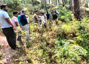 “पहाड़ की खामोश सड़क पर मौत का तांडव, खाई में गिरी श्रद्धालुओं की कार” “मंदिर जा रहे थे श्रद्धालु, रास्ते में काल बन गई खाई”