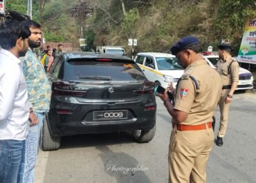 एसएसपी नैनीताल के निर्देश पर ट्रैफिक पुलिस का बड़ा अभियान, नियम तोड़ने वालों के काटे चालान।