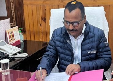 “बच्चों की पढ़ाई या मोटी कमाई?” DM के एक्शन से स्कूलों में हड़कंप।