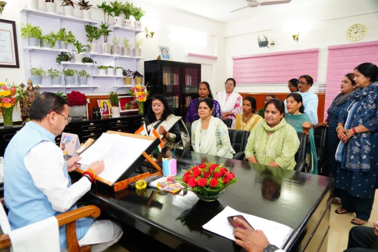 सीएम धामी से वार्ता के बाद आंगनबाड़ी कर्मियों की हड़ताल स्थगित।