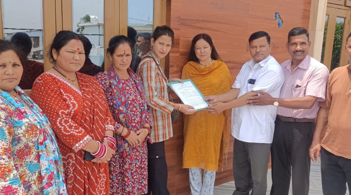 वनाधिकार कानून के तहत राजस्व ग्राम बनाने की मांग तेज, समिति पदाधिकारियों ने बीडीसी सदस्य से की मुलाकात।