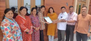वनाधिकार कानून के तहत राजस्व ग्राम बनाने की मांग तेज, समिति पदाधिकारियों ने बीडीसी सदस्य से की मुलाकात।