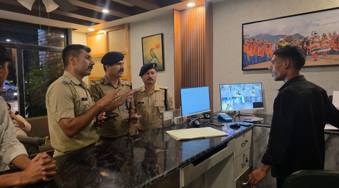 कैंची धाम मेले में सुरक्षा के कड़े इंतजाम, पुलिस की चौकसी बढ़ी।