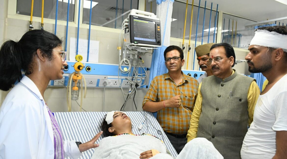 टेंपो ट्रैवलर हादसे के बाद अस्पताल पहुंचे अजय भट्ट, चिकित्सकों से ली जानकारी।