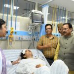 टेंपो ट्रैवलर हादसे के बाद अस्पताल पहुंचे अजय भट्ट, चिकित्सकों से ली जानकारी।