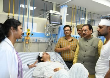 टेंपो ट्रैवलर हादसे के बाद अस्पताल पहुंचे अजय भट्ट, चिकित्सकों से ली जानकारी।
