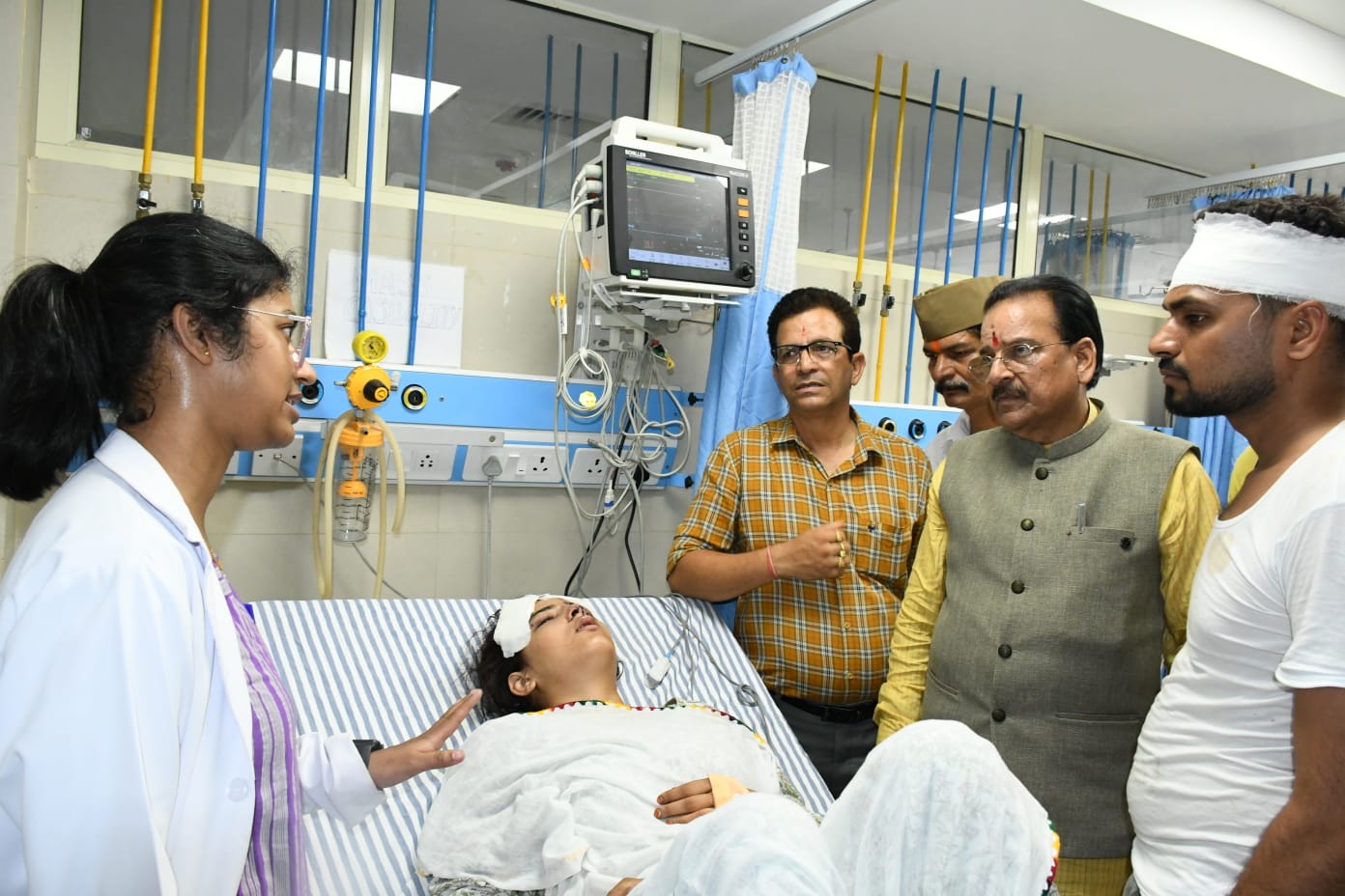 टेंपो ट्रैवलर हादसे के बाद अस्पताल पहुंचे अजय भट्ट, चिकित्सकों से ली जानकारी।