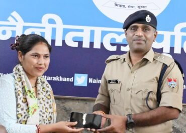मोबाइल खोया? उम्मीद मत खोइए… नैनीताल पुलिस है ना!  💯 जो खोया था, वो वापस मिला’— SSP डॉ. मंजुनाथ टी.सी. की मॉनिटरिंग में नैनीताल पुलिस का शानदार रिकॉर्ड  Rs. 56 लाख के मोबाइल बरामद, 256 चेहरों पर मुस्कान!
