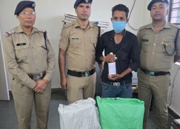 “मुक्तेश्वर में पुलिस का धुआंधार एक्शन! 4 पेटी अवैध शराब के साथ तस्कर गिरफ्तार, एसएसपी मंजूनाथ टी.सी. की मुहिम से मचा हड़कंप!”
