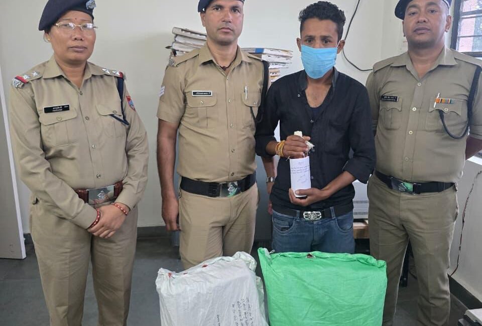 "मुक्तेश्वर में पुलिस का धुआंधार एक्शन! 4 पेटी अवैध शराब के साथ तस्कर गिरफ्तार, एसएसपी मंजूनाथ टी.सी. की मुहिम से मचा हड़कंप!"