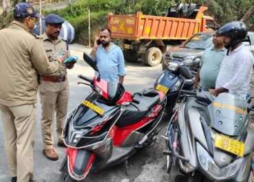 कैंची धाम में ट्रैफिक नियम तोड़ने वालों पर पुलिस का शिकंजा, 12 दोपहिया टैक्सी वाहन सीज।