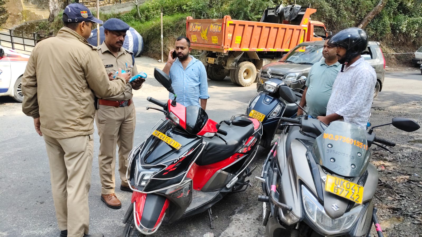 कैंची धाम में ट्रैफिक नियम तोड़ने वालों पर पुलिस का शिकंजा, 12 दोपहिया टैक्सी वाहन सीज।