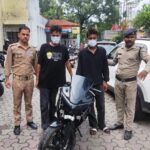 "लूट की स्क्रिप्ट लिखी, पुलिस ने क्लाइमेक्स बदल दिया! 24 घंटे में दो शातिर गिरफ्तार, मोबाइल-नकदी और बाइक बरामद"