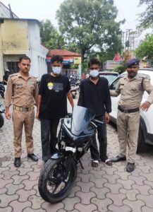 "लूट की स्क्रिप्ट लिखी, पुलिस ने क्लाइमेक्स बदल दिया! 24 घंटे में दो शातिर गिरफ्तार, मोबाइल-नकदी और बाइक बरामद"