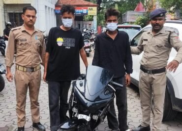 “लूट की स्क्रिप्ट लिखी, पुलिस ने क्लाइमेक्स बदल दिया! 24 घंटे में दो शातिर गिरफ्तार, मोबाइल-नकदी और बाइक बरामद”