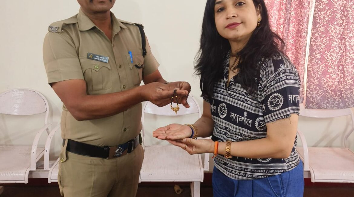 नैनीताल पुलिस की तत्परता से पर्यटक महिला को मिला खोया हुआ मंगलसूत्र।