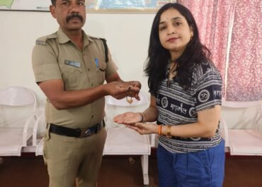 नैनीताल पुलिस की तत्परता से पर्यटक महिला को मिला खोया हुआ मंगलसूत्र।