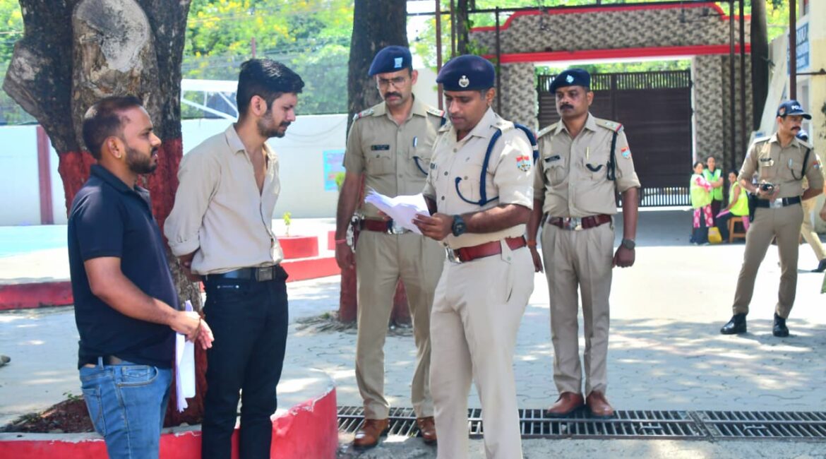 कड़े सुरक्षा पहरे में संपन्न हो रही UKSSSC स्नातक स्तरीय परीक्षा, SSP मंजूनाथ टीसी ने लिया व्यवस्थाओं का जायजा।